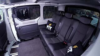 挑逗客户Barbara Nova引诱司机进入蒸汽出租车行动。VIP性保险库带来热度