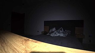 Neverna žena jebe muževog prijatelja analno dok je on na poslu 😱