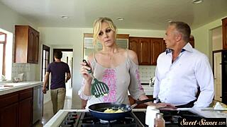 الزوجة الرائعة تفتح واسعاً لابن الزوج في الخيال