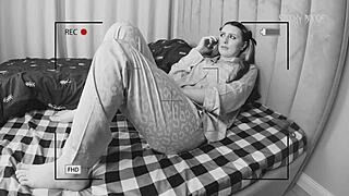 Padrigno stuzzica figliastra carina con codini in azione orale profonda. Lei ingoia ogni goccia!