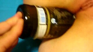 बोतल से मेरी टाइट मिल्फ गैंड फैलाना