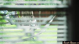 Γιατί αυτή η όμορφη θετή αδερφή γεμίζει με σπέρμα μετά από άγριο γαμήσι;