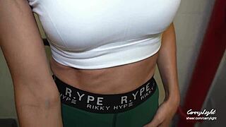 Pomagala sem neznancu hitro priti v moje hlačke in jih potegnila gor.