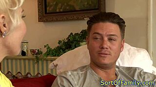 Mačeha v visokih petah vzame globoko analno jebanje trdo