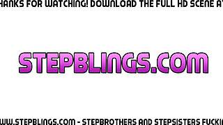 Il fortunato fratellastro assaggia la fica calda della sorellastra mentre la ragazza guarda! 😍