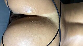 Sıcak genç 18+ eş büyük kalçayla kanepe üzerinde çıplak sürüş yapıyor kremsi bitiş için