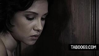 Jovenzinha Cadey Mercury perde a virgindade com o chefe