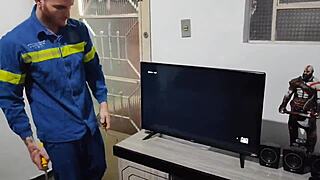 Chamei O Eletricista Para Me Ajudar Com A Tv E Paguei Com Sexo