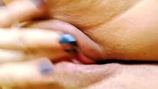 Novinha esfregando a buceta até escorrer