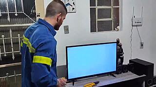 Chamei O Eletricista Para Me Ajudar Com A Tv E Paguei Com Sexo