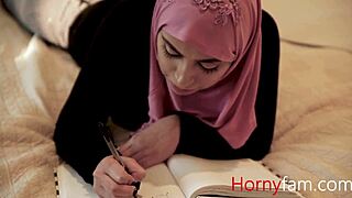 Muslim Babe Ella Knox roleplay mein white stepdaddy ko chudati hai
