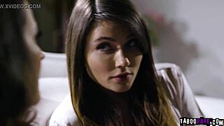 Adria Rae Così Disperata di Essere Scopata, Va dalla Zia Elexis Monroe