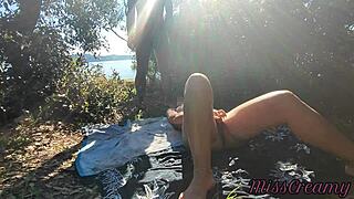 Francuzka przyłapana na waleniu konia na nagiej plaży w Grecji, tryska dla obcych