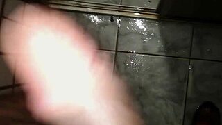 Eu no banheiro sozinho