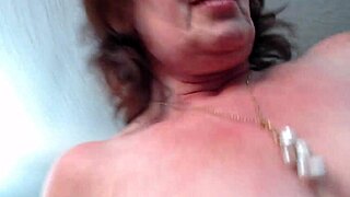 Ich wichse Chriss Sperma für mein 1000stes Video