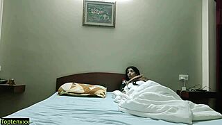 Uhh, indická horká holka prstí s mladým 18+ klukem ve virální roleplay!