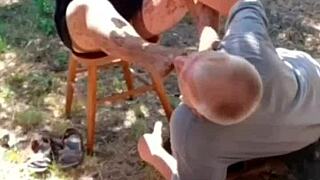 庭の野外でアナル舐めフェラチオ