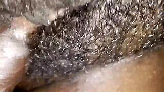 मोटा कम उसकी वेट मेच्योर चूत को कवर करता है