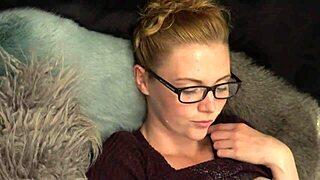 Pancutan Susu Payudara: Gadis Muda 18+ Bertudung Kaca Tumpah Susu di Katil