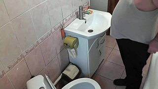 Cuando mamá no está, la paja en el baño de Frina se pone salvaje.