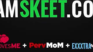 אחות אוהבת אותי - אח חורג חמקן תופס אחות חורגת סקסית בת 18+ מתאננת ומצטרף