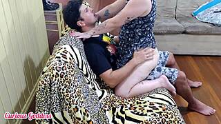 Любопытная богиня - любительский анальный тренинг с другом мужа для дикой игры с жопой