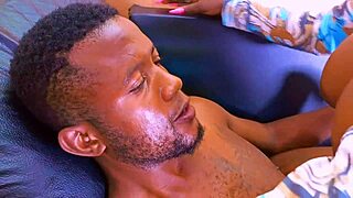 Pokusa uderza gdy ebony dojrzała uwodzi nastolatkę 18+ dużym kutasem. Ich surowe spotkanie się rozwija.