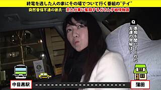 Bombe japonaise se masturbe avec un jouet pour un facial