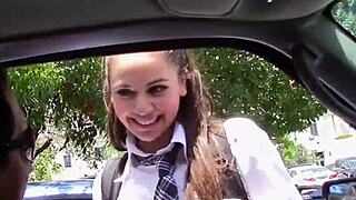 थिन लूसी डॉल किलर ब्लोजॉब देती है और जोर से पाउंडेड होती है