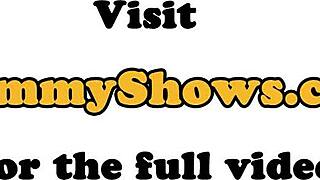 Busty Latina milf žere mladou 18+ kundičku