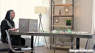 Brunette teen 18+ nyder freeuse sex med troldmand i biografen