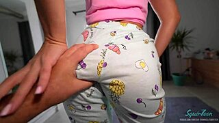 MILF Stepmom Panas Tangkap Stepson Onani