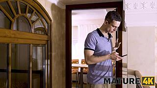 أم زوجة ناضجة بحمالة صدر حمراء تلتقط ابن زوجها وتأخذ زبه الصلب بعمق في كسها الأشعر