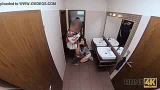 Rødhåret skjønnhet knullet av fremmed på offentlig toalett