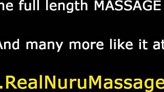 Masajista asiática fetichista monta cliente tras sesión de masaje nuru caliente