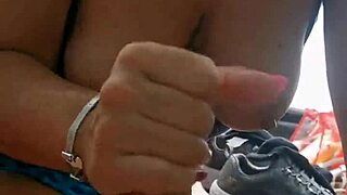 Pompino In Tenda Con Latte Caldo