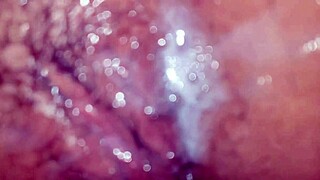 最佳吃精绿帽！丈夫拍摄妻子在大量射精淋浴中