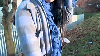 ¡Desnúdate y orina aquí en la calle, chica traviesa!