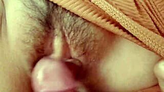 Ehi, ho beccato la mia sorellastra dopo scuola, mi ha lasciato finire sul suo clitoride, così arrapante