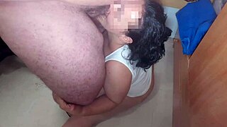 Saya intai hermanastra gemuk berpakaian, akhirnya kongkek dan pancut dalam mulutnya, vid rumah