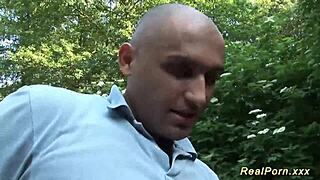 我超喜欢这个饥渴德国夫妻户外操，深喉和大自然大奶