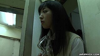 아시아 베이비가 그 뚱뚱한 자지 세게 빨아, 와!