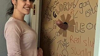 Dziwka w gloryhole dławi się na kutasie podczas głębokiego gardła