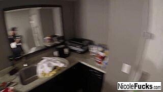 Arka Plan'da Nicole Aniston Büyük Memelerini ve Kıçını Gösteriyor, Sıcak İkinci Açı