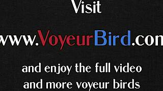 Britanică cu țâțe uriașe geme tare în birou joi distractiv 😜