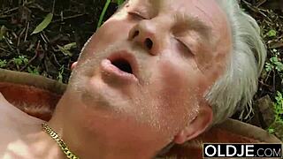 Sain selkäsaunan isoisältä ja nielin siemeniä