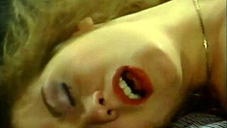 Alicia Monet jeździ na twardym kutasie w vintage scenie porno w klasie.