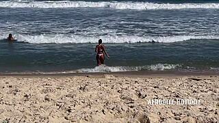 Afrodite chupa pau na praia da barra da tijuca in gangbang bent over doggystyle.