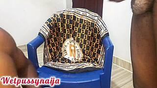 Deepthroat maison avec une Ebony qui lèche les couilles en chambre universitaire