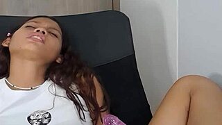 Woman 18 uses dildo on her pussy in hentai anime